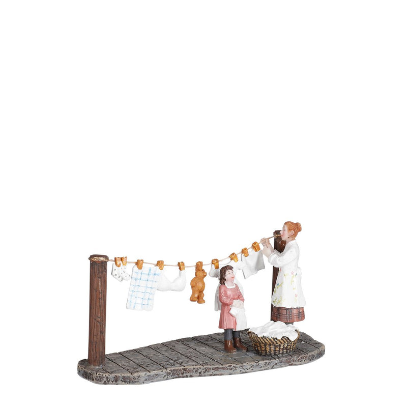 LuVille Kerstdorp Miniatuur Paula helpt mama